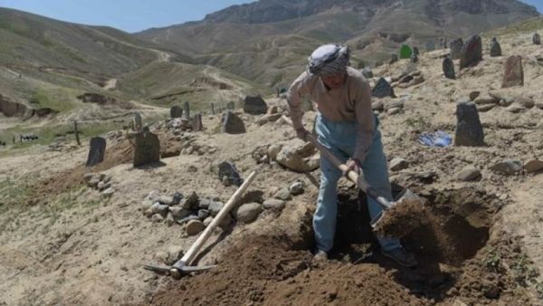 An Afghan man digs a grave for one of the 57 victims of a bomb blast before the burial, a day after the attack on a voter registration center in Kabul. (AFP/ File Photo)