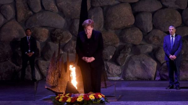 Angela Merkel lays a wreath in commemoration of Holocaust victims at Yad Vashem Memorial in Israel on October 4th 2018 (AFP)