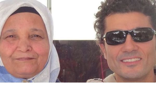 خالد النبوي يودع والدته