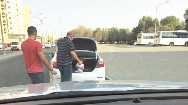 رجل يحتجز ابنته في الصندوق الخلفي لسيارته بالكويت