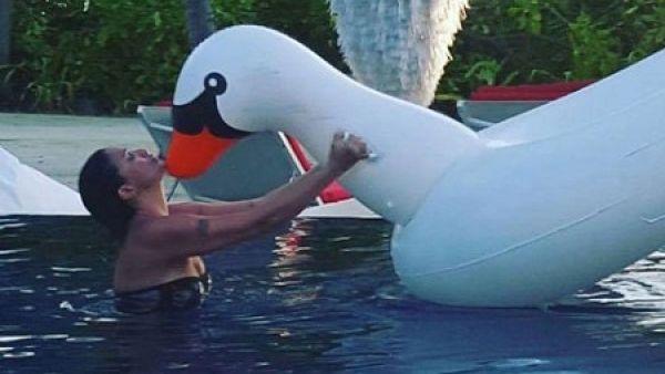 غادة عبد الرازق مثيرة حتى في (جزر المالديف)