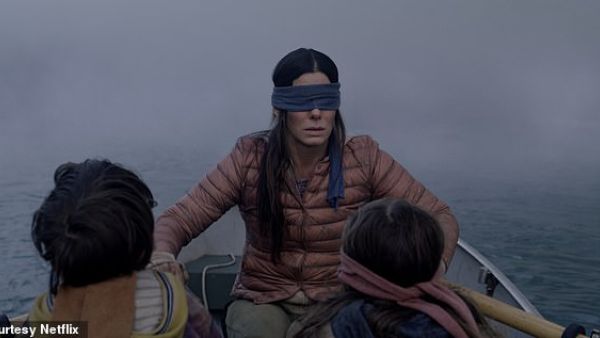 ساندرا بولوك في أحد مشاهد فيلم Bird Box
