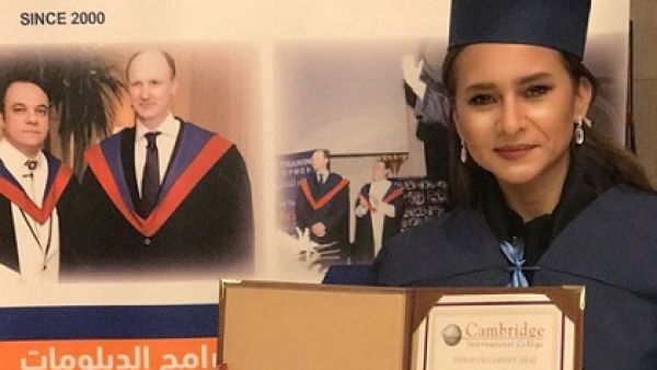 نيللي كريم تنال شهادة  الماجستير من جامعة كامبريدج
