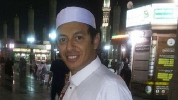 مصطفى شعبان يؤدي مناسك العمرة