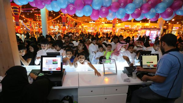Saudis queue to purchase tickets at the indoor snow theme park "Snow City" in   Riyadh (AFP/File Photo)	
