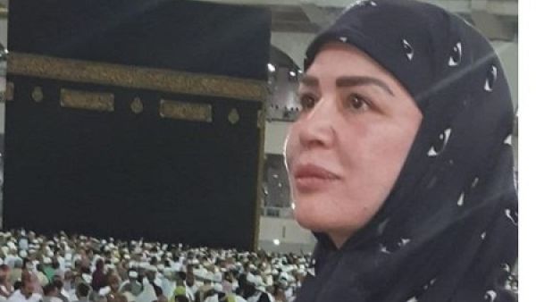 الهام شاهين تهدي والدتها المتوفية عمرة