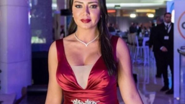 فستان رانيا يوسف (الأحمر) يضعها في موقف محرج!
