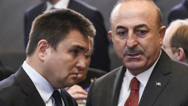 Ukraine's Foreign Affairs minister Pavlo Klimkin (L) talks with Turkey's Foreign Affairs minister Mevlut Cavusoglu (R) (AFP)