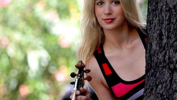 Italian violinist Anna Tifu  (Twitter)