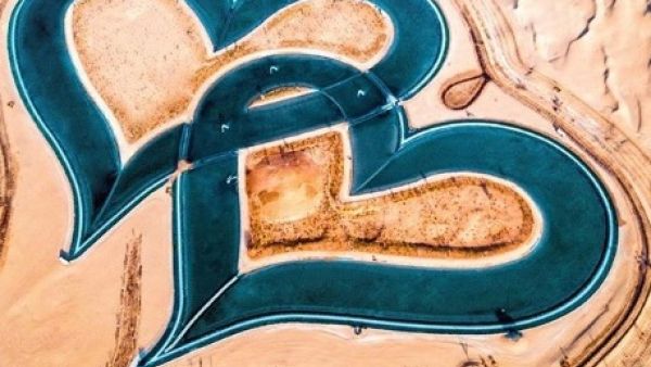 Man-made lake that take the shape of two gigantic hearts (Instagram)