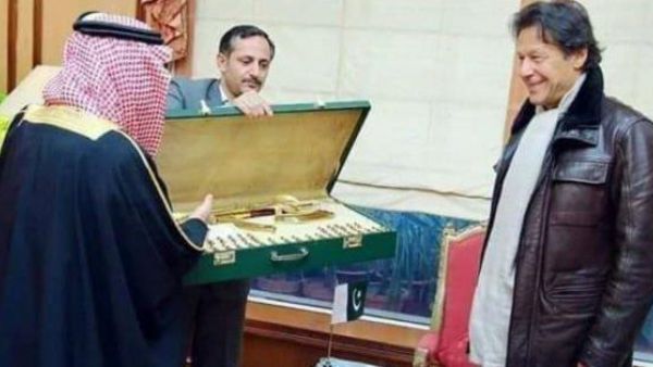 Saudi prince has gifted Pakistan’s Prime Minister Imran Khan with gold plated assault rifle (Twitter)
