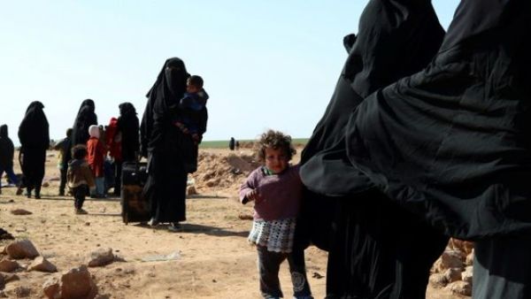 People fleeing the last pocket of Islamic State jihadists in eastern Syria (Twitter)