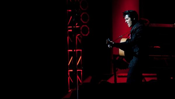 Elvis Presley impersonator performing in Branson, Missouri (Shutterstock)