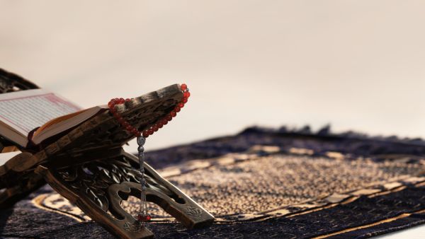 Rehal with open Quran (Shutterstock)