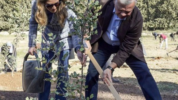 Jordan’s King Abdullah II and his wife Queen Rania planting tree (Twitter)