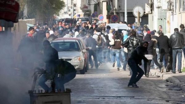 Tunisian protestors clash with security forces outside the Interior Ministry in Tunis. (AFP PHOTO / KHALIL)