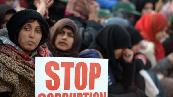 Pakistani supporters of Canadian-Pakistani cleric Tahir-ul Qadri hold placards during a protest march in Islamabad on Tuesday. Police fired tear gas on protesters in Islamabad as clashes erupted. (AFP PHOTO/ Farooq NAEEM)