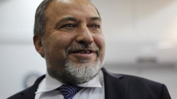 Former Israeli foreign minister Avigdor Lieberman arrives in the audience room of Jerusalem Magistrate's Court for the opening of his trail. (AFP PHOTO/POOL ARIEL SCHALIT)
