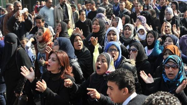Egyptians rally on Sunday, closing down government offices and factories in the Suez Canal city of Port Said. (AFP PHOTO/STR)