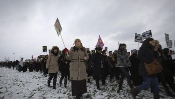 Thousands of Kurds take part in a rally, on Tuesday in Villiers-le-Bel, to pay tribute and demand justice for three top Kurdish activists from a separatist group banned in Turkey shot dead in the French capital. (AFP PHOTO/JOEL SAGET)