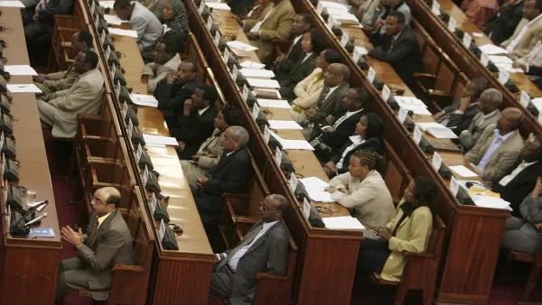 Ethiopian Prime Minister Meles Zenawi (L) talks at the parliament. (JOSE CENDON / AFP)