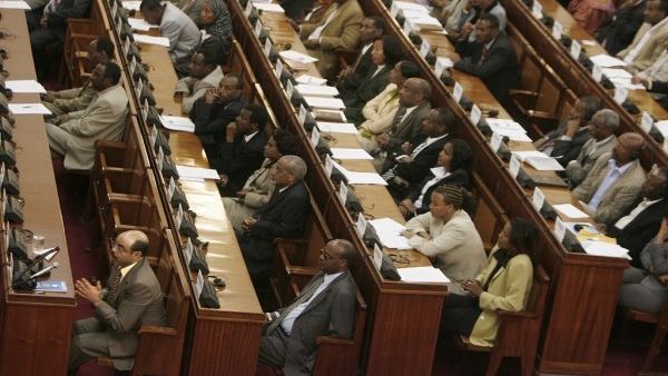 Ethiopian Prime Minister Meles Zenawi (L) talks at the parliament. (JOSE CENDON / AFP)