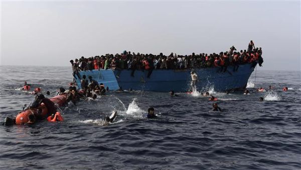 Refugees wait to be rescued by members of the Proactiva Open Arms NGO in the Mediterranean Sea, October 4, 2016. (AFP)