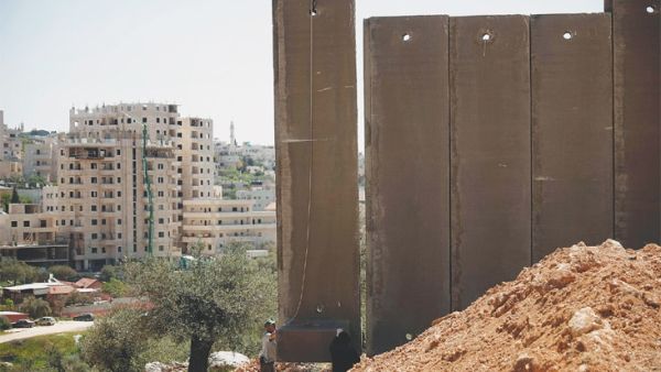 Beit Jala: Israeli workers place the new section of the separation barrier. (AFP)