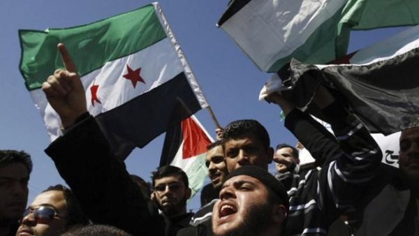 العلم الفلسطيني إلى جانب العلم السوري الجديد