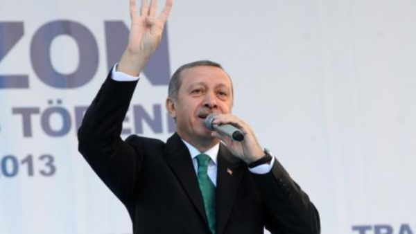رئيس الوزراء التركي رجب طيب أردوغان يرفه إشارة "رابعة". (المصدر: إي أف بي). 
