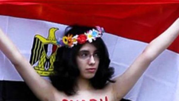 المدونة المصرية علياء المهدي أثناء احتجاجها على دستور الرئيس مرسي في السويد. 