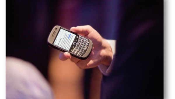 نشرت المتهمة إعلاناً على الـ«بلاك بيري» وجهته لطالبات الزواج والعفة، زاعمةً أنها خاطبة وأنها تدير عملاً في هذا المجال.