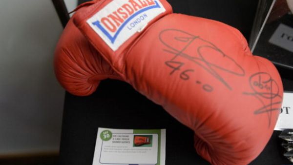 زادت دهشة المارة عندما عرفوا أن المرأة التي واصلت اللكم من دون رد، هي زوجة الرجل.