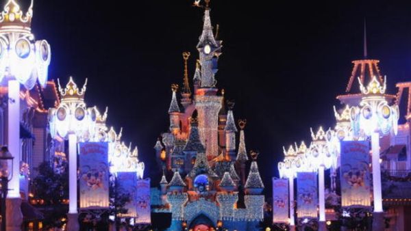 قام الأمير بجولة شملت منتزهات "ديزني" في هونغ كونغ، وطوكيو، وكاليفورنيا، وأورلاندو، وأخيرا باريس.