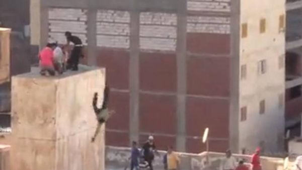 صعد أحدهم إلى الخزان وألقى باثنين من المتظاهرين الموجودين في الأعلى. 