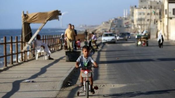 تقول إحداهن: الحياة في غزة في قمة الود والتآلف، يشاكسني الصغار، أتعرض لمواقف طريفة، كل الأشياء تدفعني لكي أبتسم.