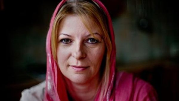أعلنت لورين اسلامها بعد زيارة لإيران قبل 3 سنوات.