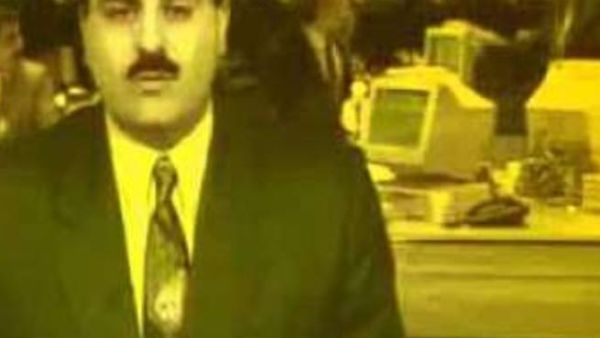 لقطة من الفيديو المحذوف ويظهر العراك في الخلفية