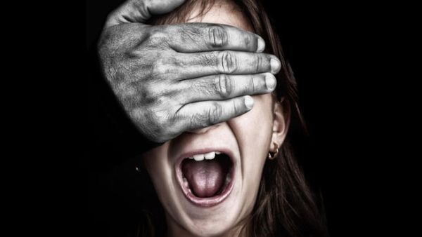 اعتدى الرجلان على الفتاة اثناء ذهابها لحضور دروس قرآنية. (تعبيرية).  اعتدى الرجلان على الفتاة اثناء ذهابها لحضور دروس قرآنية. (تعبيرية).