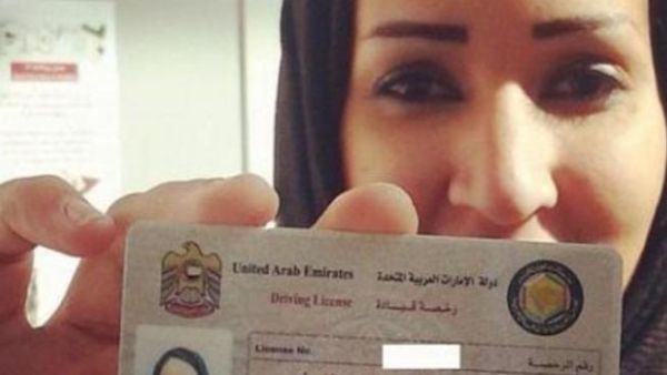 منال الشريف مع رخصتها الإماراتية  منال الشريف مع رخصتها الإماراتية