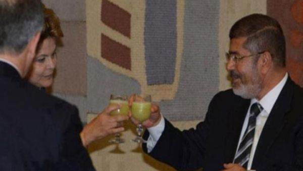الرئيس محمد مرسي يقرع الكؤوس مع رئيسة البرازيل ديلما روسيف.