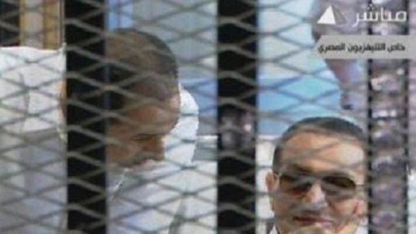 بدت ابتسامة الرئيس السابق حسني مبارك واضحة أثناء جلسة إعادة محاكمته يوم أمس. 