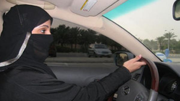 قادت سيارة فاعتقلتها الشرطة وسلمتها لـ"ولي أمرها"!