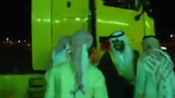 أقدم الشاب على هذه الخطوة الغريبة بعدما تحداه أصدقاؤه بأن يزف عروسه على "تريلا" مقابل 5 آلاف ريال وتذاكر طيران إلى ماليزيا لقضاء إجازة الزواج.