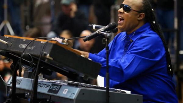 المغني الأمريكي الشهير ستيفي وندر