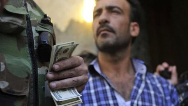 يستخدم مال الاختطاف في دفع رواتب المقاتلين وشراء الأسلحة يستخدم مال الاختطاف في دفع رواتب المقاتلين وشراء الأسلحة