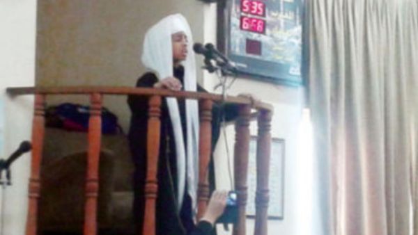 "أنس" خطيب التسع سنوات على المنبر. 