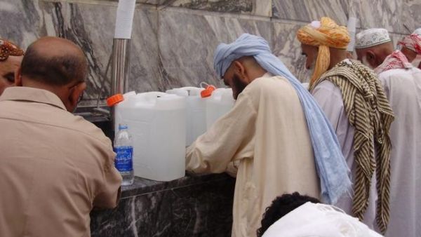 الحجاج عند ماء زمزم