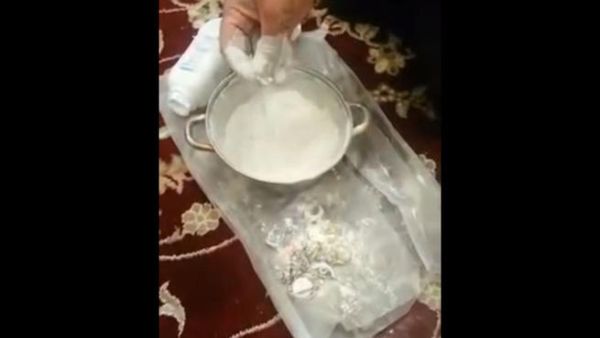 الخادمة السارقة أخفت المجوهرات في علبة البودرة