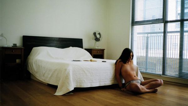 رشا كحيل في غرفة النوم. 